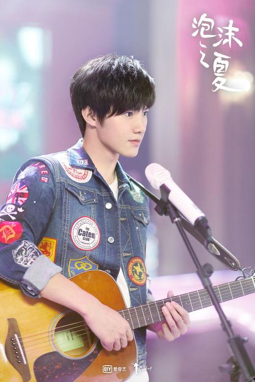 泡沫之夏花絮压腿,演员们压腿瞬间，展现青春活力与专业精神